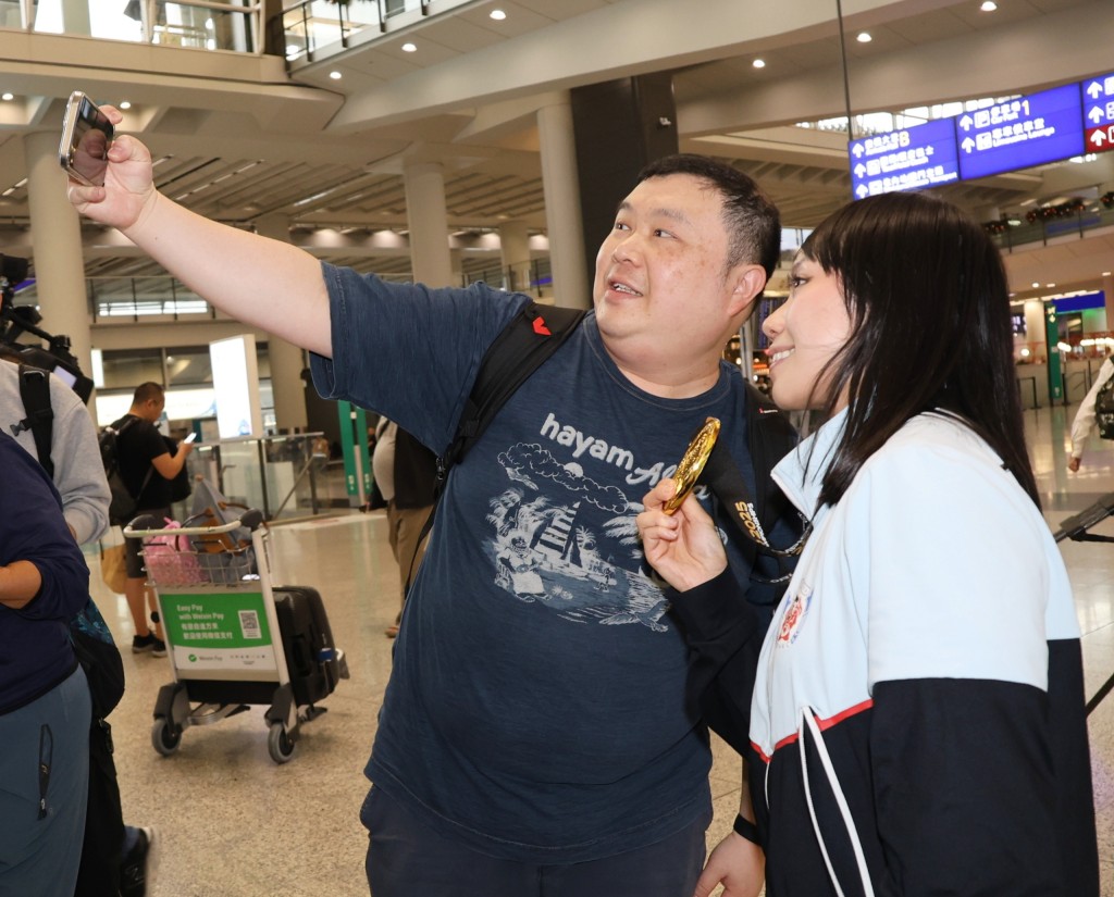 有市民跟Grace合照。徐嘉華攝