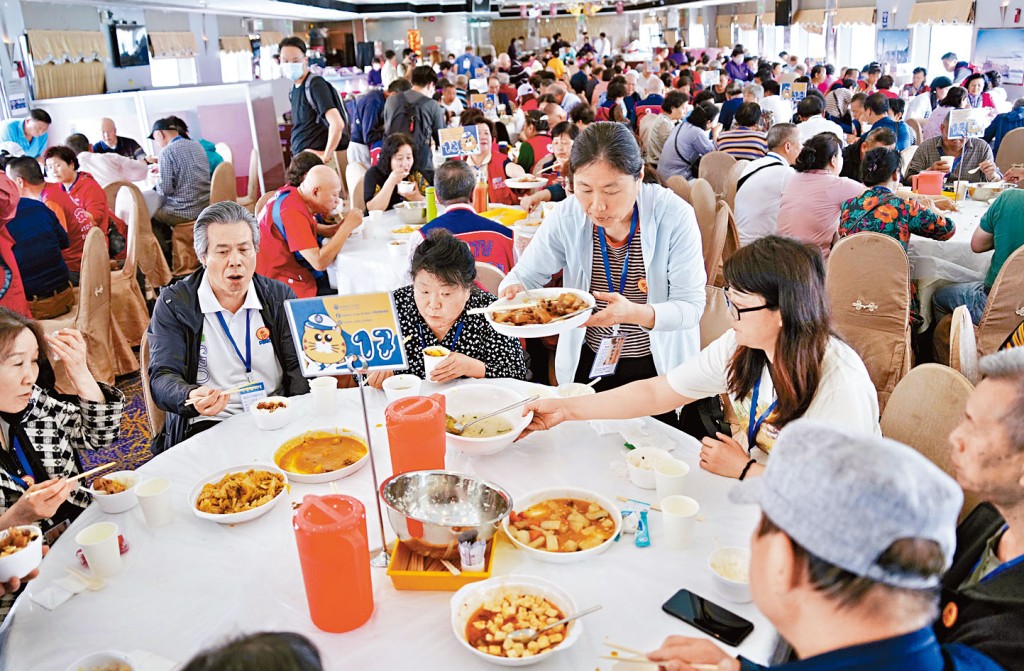 觀光船昨日中午接待了300多名內地旅客上船用膳。