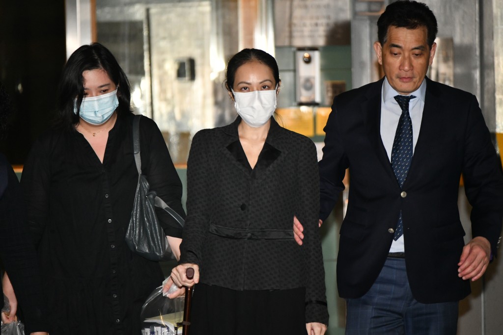 涉及拉丁舞導師抽脂死亡案的女醫生關孝孜(中)獲准申請保釋等候上訴。盧江球攝