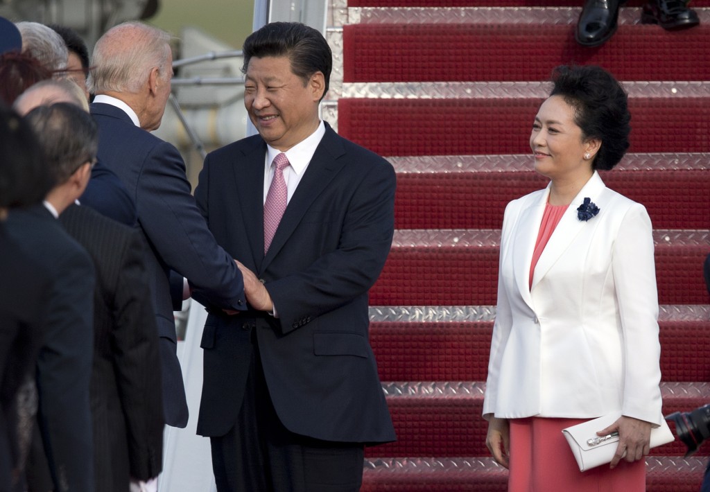 2015年习近平和夫人彭丽媛访美，时任美国副总统拜登到机场迎接。