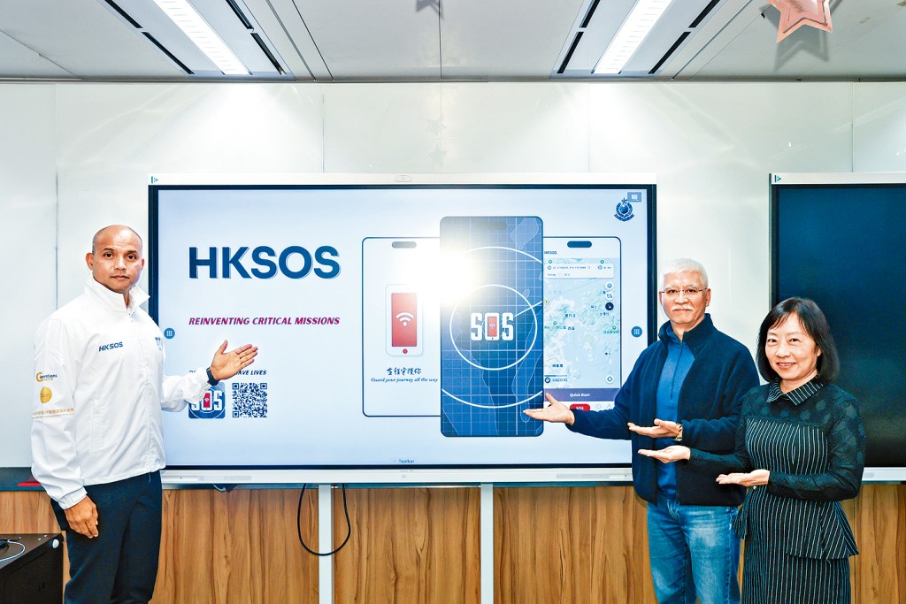 莫俊傑表示HKSOS推出一年成效理想，下載人數多達12萬。右一及右二為用家余小姐與許先生。