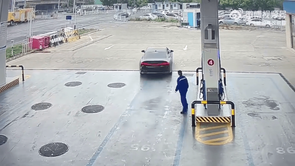 安徽一奧迪車加632元油後逃單,加油員追2次沒追上。 安徽一奧迪車加632元油後逃單,加油員追2次沒追上。