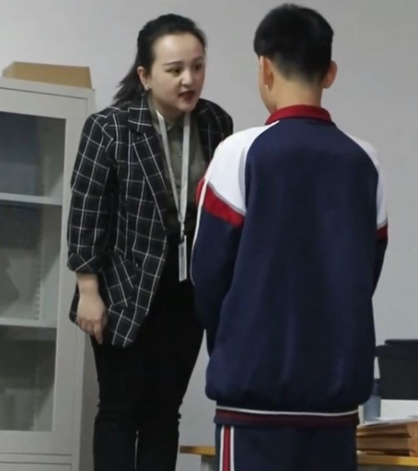 新疆有教師因與學生身高太懸殊，要站在凳上才能平視學生訓話。