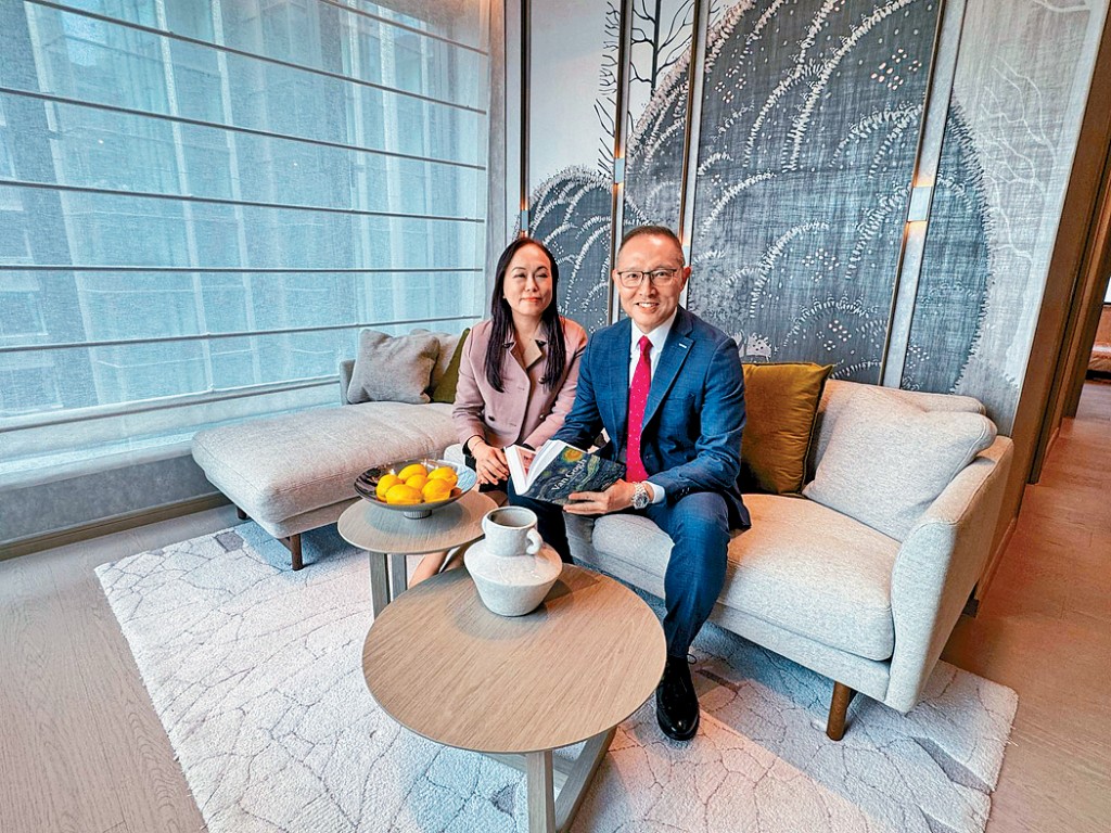 黃竹坑站Blue Coast連環標售4間4房大宅，單日套現約1.6億。右為長實郭子威，左為楊桂玲。