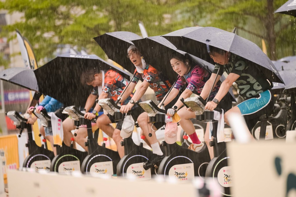 即使在騎行時下雨,仍無阻「晨曦飛翔」隊成員完成任務的決心。 即使在騎行時下雨,仍無阻「晨曦飛翔」隊成員完成任務的決心。