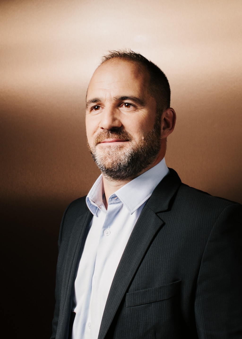 Julien Boillat是Richard Mille的Technical Director Casing（表壳技术总监），他是品牌的资深员工，主责研发最重要的视觉元素——表壳和表链。Julien于1996年毕业于巴黎工艺美术学院（École des Arts et Métiers），最初从事土木工程绘图工作，后曾担任测量助理。他在建筑业累积经验后，为实现转换职业的愿望，最终加入了与建筑业有异曲同工之妙的制表业。他于1997年加入Donzé Baume，是早期参与Richard Mille首批酒桶形表壳研发的员工之一。他更打破了最轻腕表的纪录，制作出首批Carbon TPT®表壳原型，又成功打造蓝宝石表壳，最近致力研发极坚固的层压蓝宝石水晶。Julien在设计、工程和打造品牌高度复杂、前卫的腕表壳和外观组件方面，皆发挥至关重要的作用。