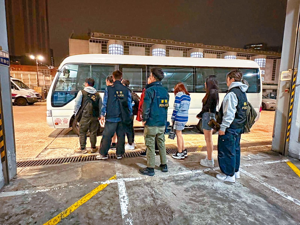 行動中警方共拘捕15人，年齡介乎19至53歲。