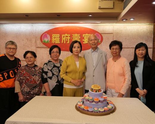 現場還有佈置寫上「羅府壽宴」。