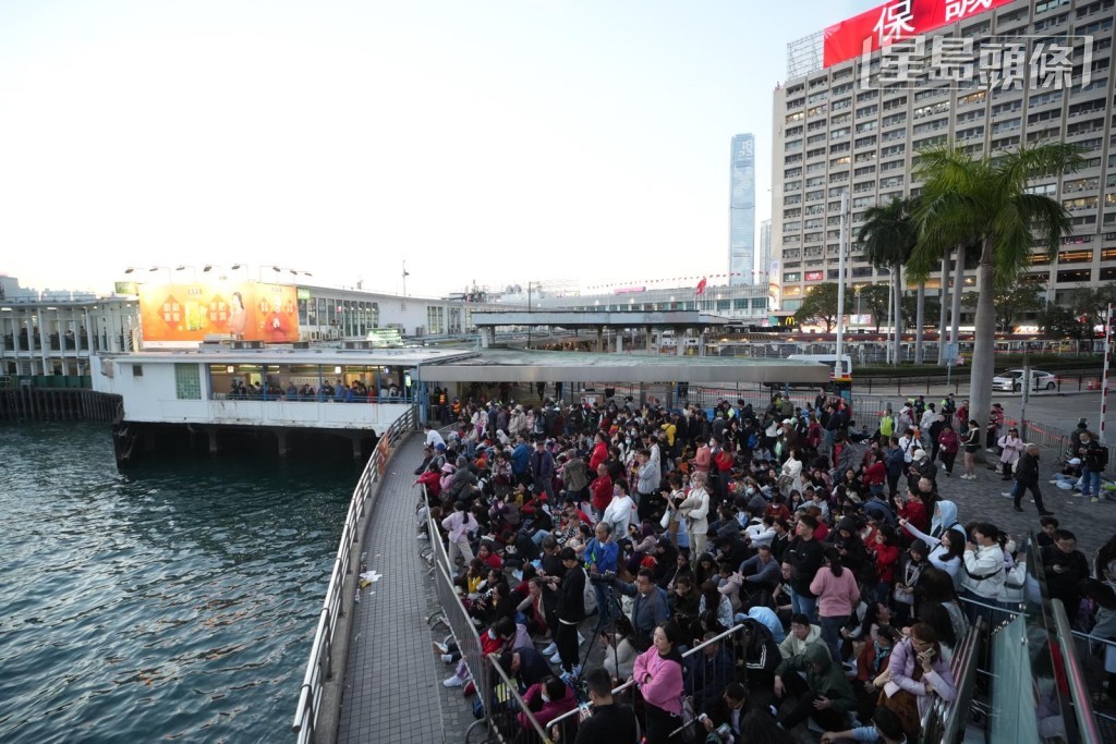 年初二尖沙嘴海傍挤满旅客及市民等观赏烟花。资料图片