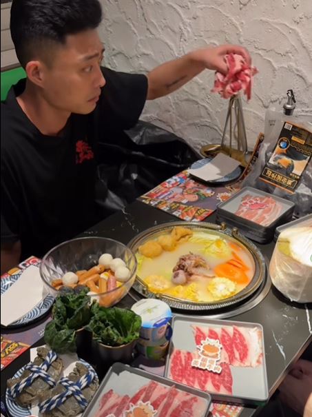 「抽水男」飾演貪心食客從袋拿出肥牛，放回抬面。網上影片截圖