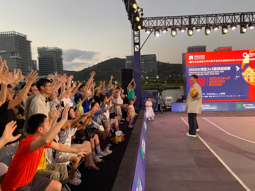 高鈞賢和江梓瑋向觀眾送出籃球。