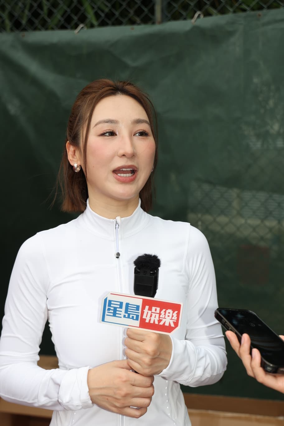 高海寧一身全白運動裝大顯身手。
