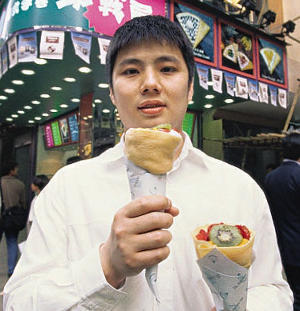 郑威涛曾前妻李小玲合作，于1994年开设日式手卷班戟店「Pancake House」，后来更有多间分店，惟他在班戟热潮过后结束业务。