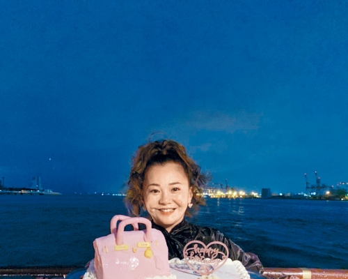 华原朋美日前开船上生日派对，并于昨日传出婚讯。