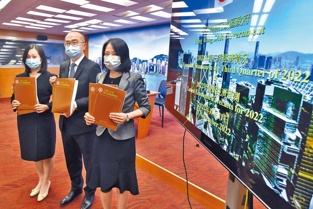 政府公布最新經濟情況。左起首席經濟師張頌詩、政府經濟顧問梁永勝、政府統計處助理處長陳麗珊。