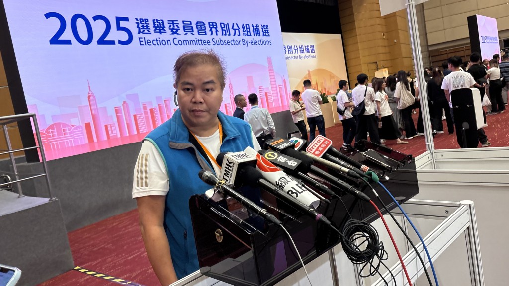 港九分區委員會、地區撲滅罪行委員會及地區防火委員會委員界別當選人李詠民。 港九分區委員會、地區撲滅罪行委員會及地區防火委員會委員界別當選人李詠民。