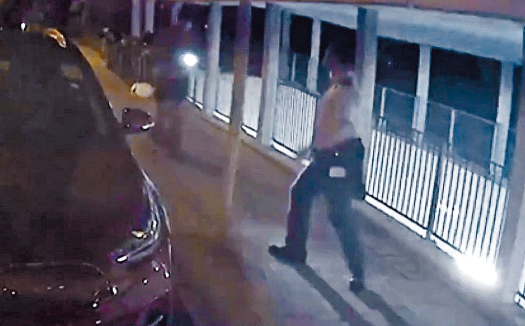 警员举手示意滑板车男停车。