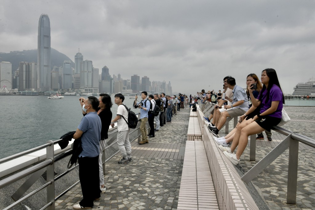 「 雪龍2」號訪港歡迎儀式，有市民駐足觀看。（陳浩元攝）