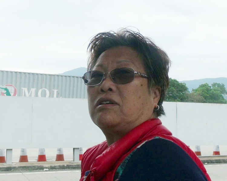 黃女士。