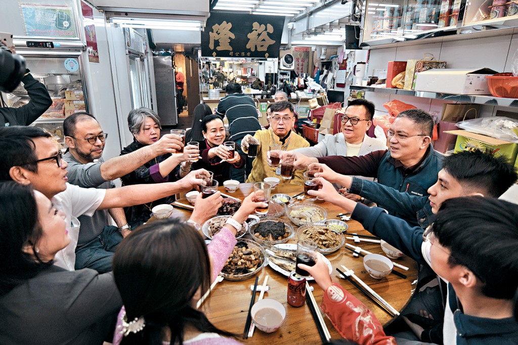 上環裕隆號海味店店東吳偉鴻秉承傳統，與20名親友及夥記吃開年飯。