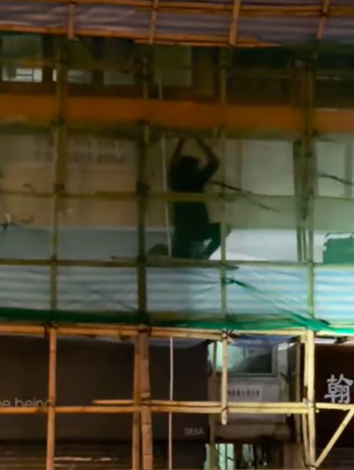 可疑男子在棚架攀爬。fb旺角太子深水埗Roy Keung影片截图