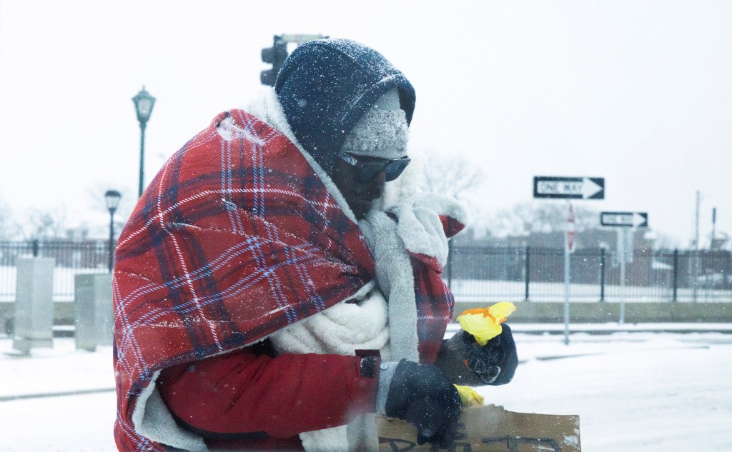 密蘇里州居民暴雪下出行。路透社