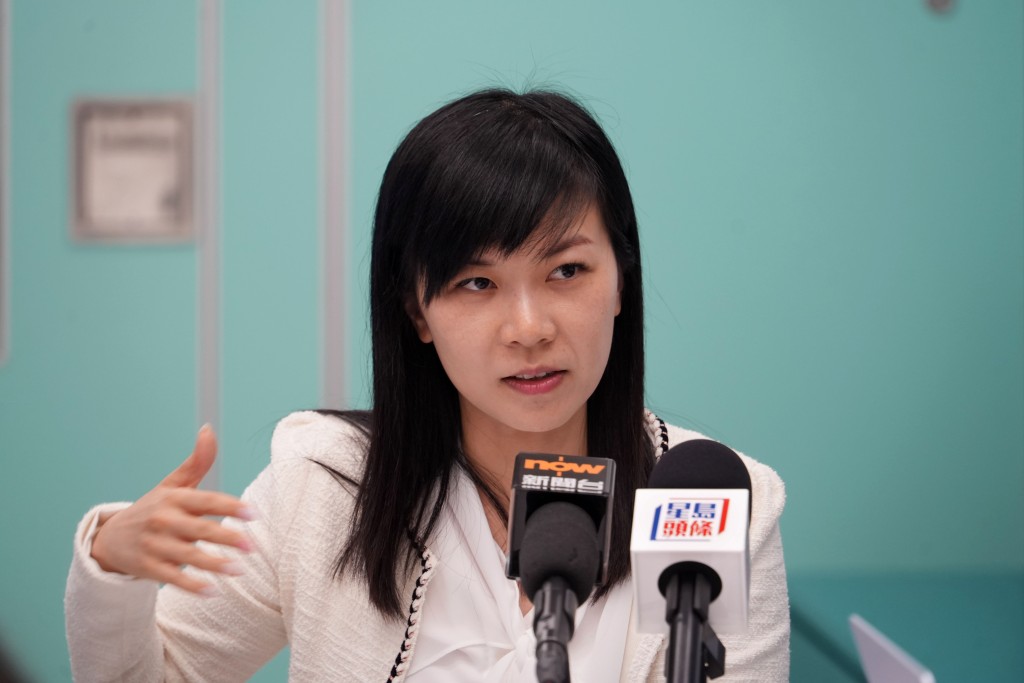 資深英文科教師孫錫欣指，今年卷三整體難度較往年屬「中等偏難」，特別是Part B的B2部分，要求考生同時撰寫報告與建議書。吳豔玲攝