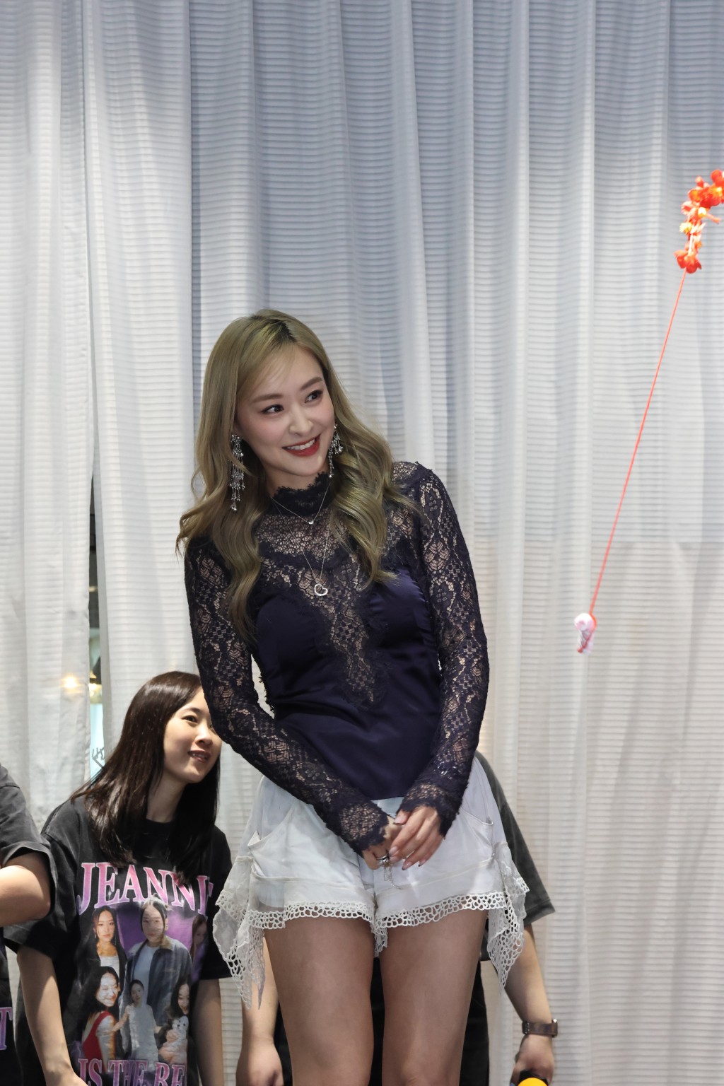  Jeannie在台下看fans準備的才藝表演。