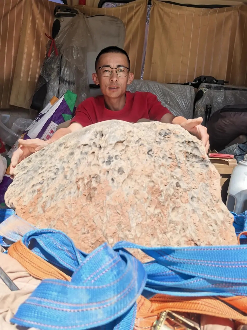 隕石獵人算出火流星落點，挖出423公斤「茂名隕石」。