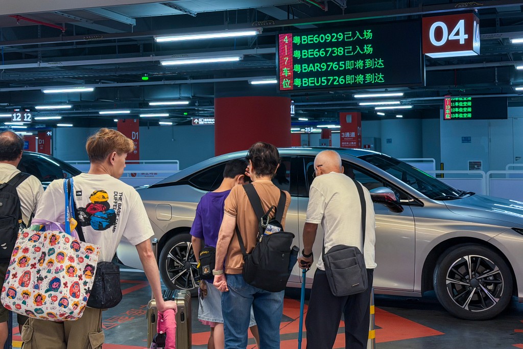 於深宵高峰時段選擇乘搭跨境私家車過關的旅客需要等候較長時間。資料圖片 於深宵高峰時段選擇乘搭跨境私家車過關的旅客需要等候較長時間。資料圖片