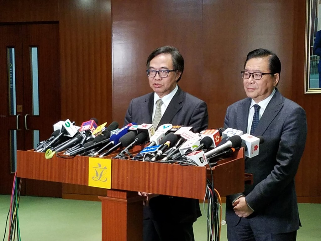 盧偉國(左)認為現階段應擴大調查委員會的職權範圍。
