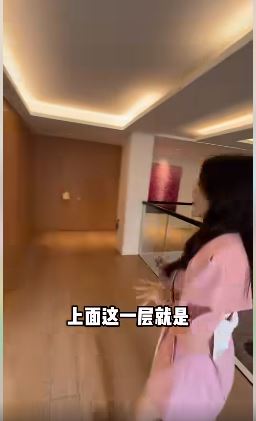 港漂靓妈月租6位数的香港星级豪宅上层，设有2间房间。