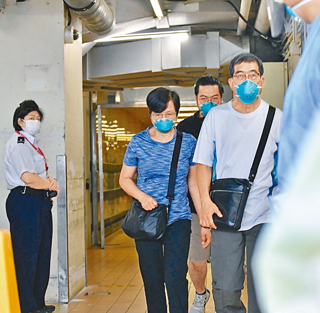 重傷舞蹈員阿Mo仍然危殆,父母昨再到伊院深切治療部探望。