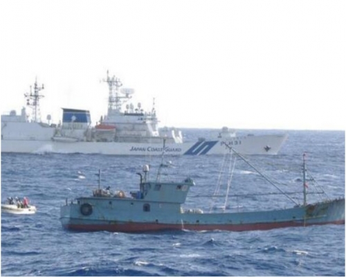 日本海上安保船截停中國漁船(近)。圖:橫濱海上安保部