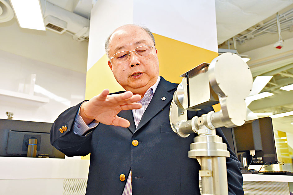 容啟亮帶領研發的中國探月任務專用相機指向系統,在日內瓦國際發明展,榮獲最高殊榮的評審團嘉許金獎。