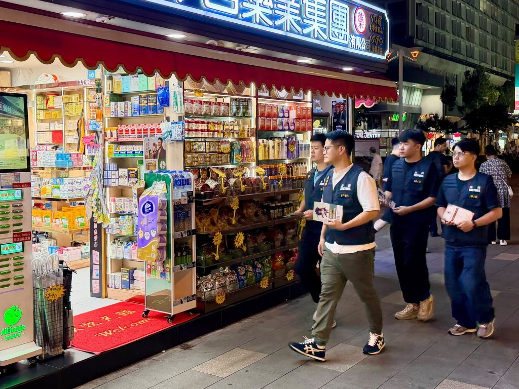 海關人員於尖沙咀的藥店加強巡查。 海關人員於尖沙咀的藥店加強巡查。