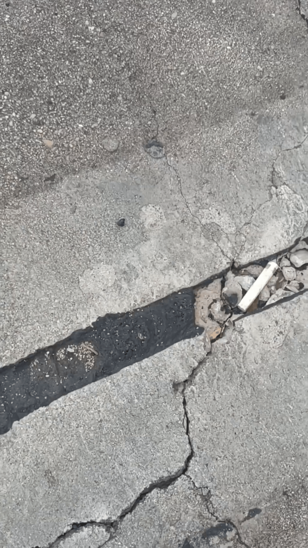涉事樓宇業主發布房屋滿是裂縫的影像。 涉事樓宇業主發布房屋滿是裂縫的影像。