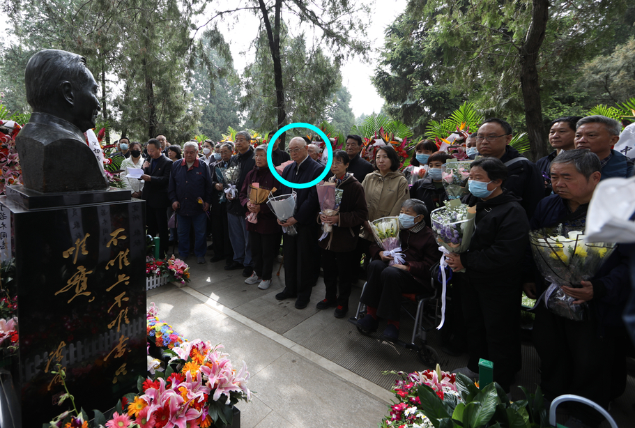 陳雲長子陳元早前偕同親友到北京八寶山革命公墓，參與陳雲逝世28週年紀念日活動。