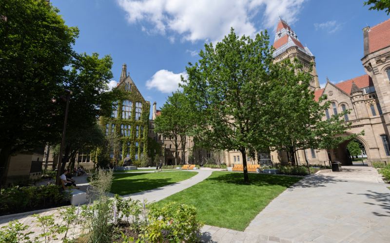 Manchester大學等名校均提供法律、工程等熱門科銜接課，透過小班教學強化學術英語，助學生無縫融入英式教育體系。（圖片來源：Manchester大學）