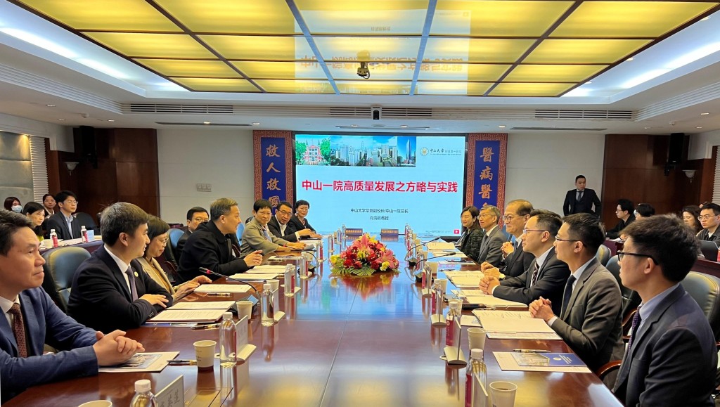 卢宠茂（右四）在广州与中山大学附属第一医院院长肖海鹏（左四）会面。政府新闻处