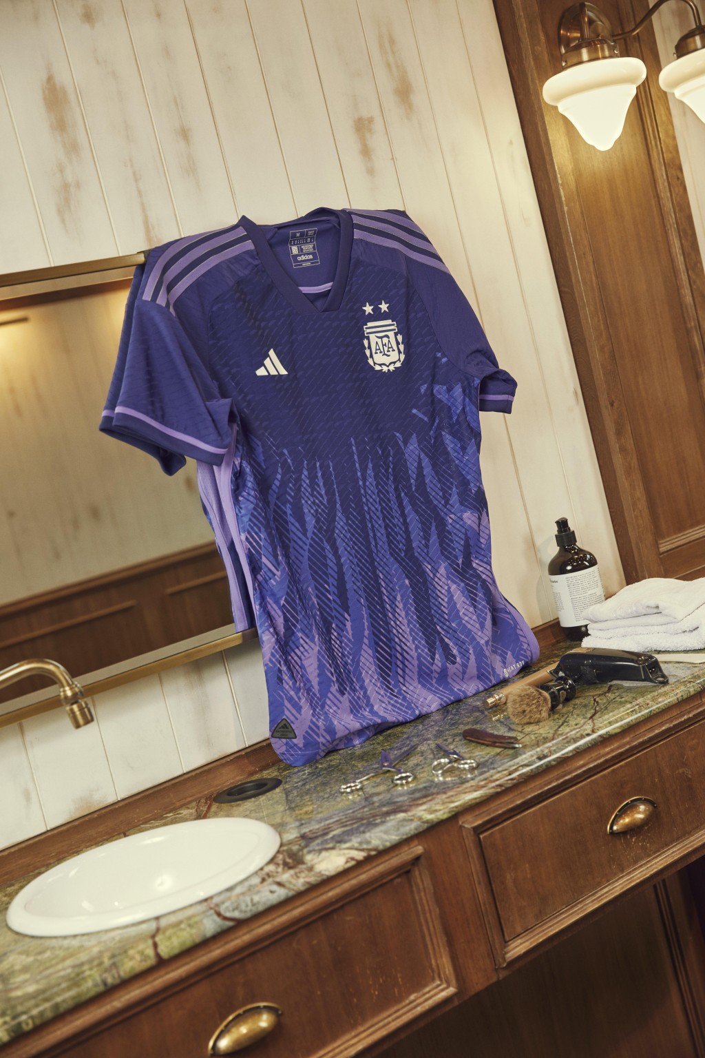 ３）阿根廷 / 作客球衣： 阿根廷作客球衣破格以紫色為基調，火焰狀圖案取自阿根廷國旗的「五月太陽」元素，把創新與傳統元素融合，旨在鼓勵球隊竭盡全力去拼搏，同時傳遞對公平性的追求。Adidas圖片