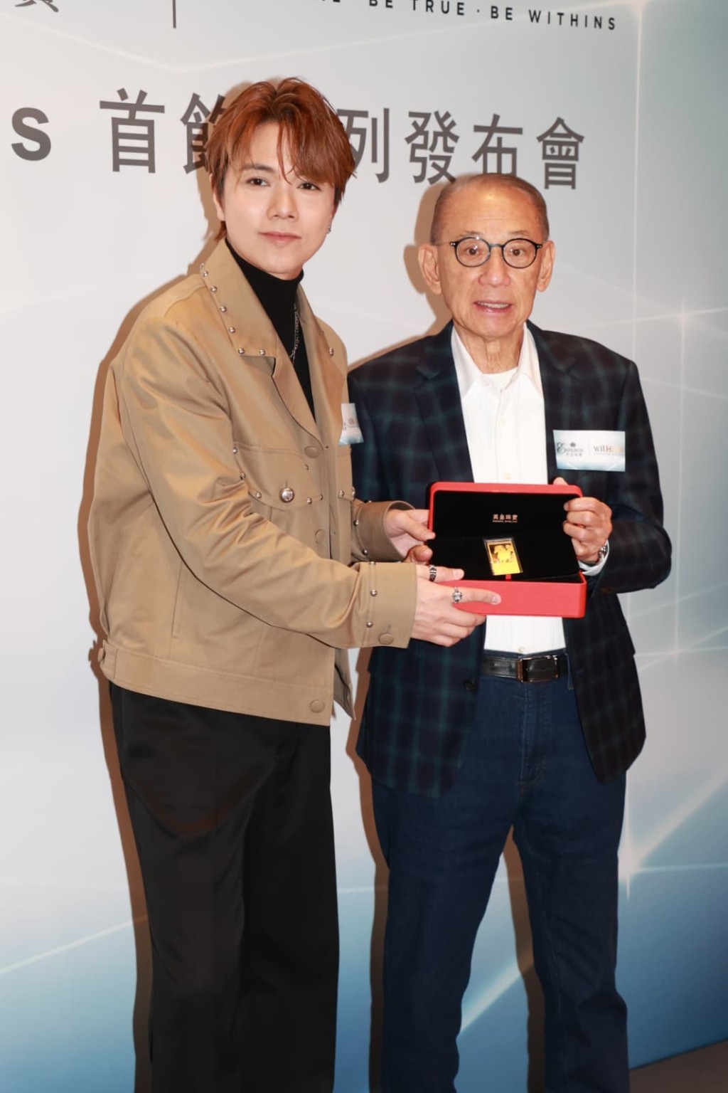 軒仔獲老闆楊受成送上「奔馬圖」金牌作禮物。 軒仔獲老闆楊受成送上「奔馬圖」金牌作禮物。