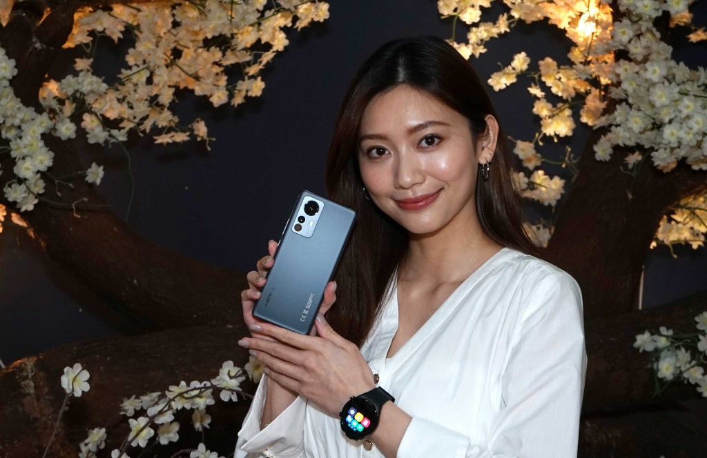 新作機背改用啞光霧面玻璃設計,不易留下指紋,另三個鏡頭也重新排列。 新作機背改用啞光霧面玻璃設計,不易留下指紋,另三個鏡頭也重新排列。