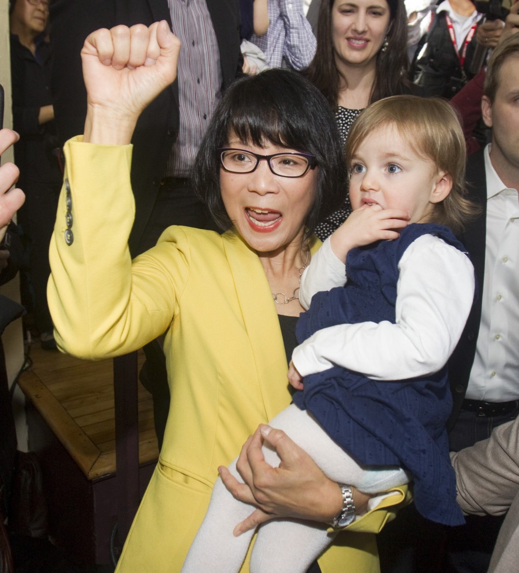 趨至蕙以往亦曾競選多倫多市長，圖為2014年，手抱孫女Solace宣佈參選。 路透社