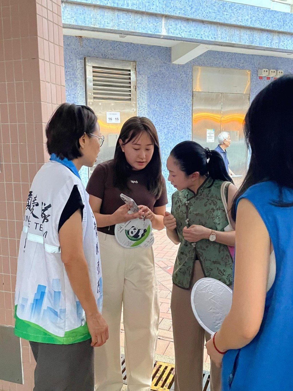關愛隊透過居民群組,通知居民有關停電事件同電力維修最新情況及資訊。 關愛隊透過居民群組,通知居民有關停電事件同電力維修最新情況及資訊。
