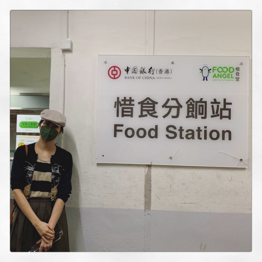 Gigi到惜食堂幫手煮熱飯。