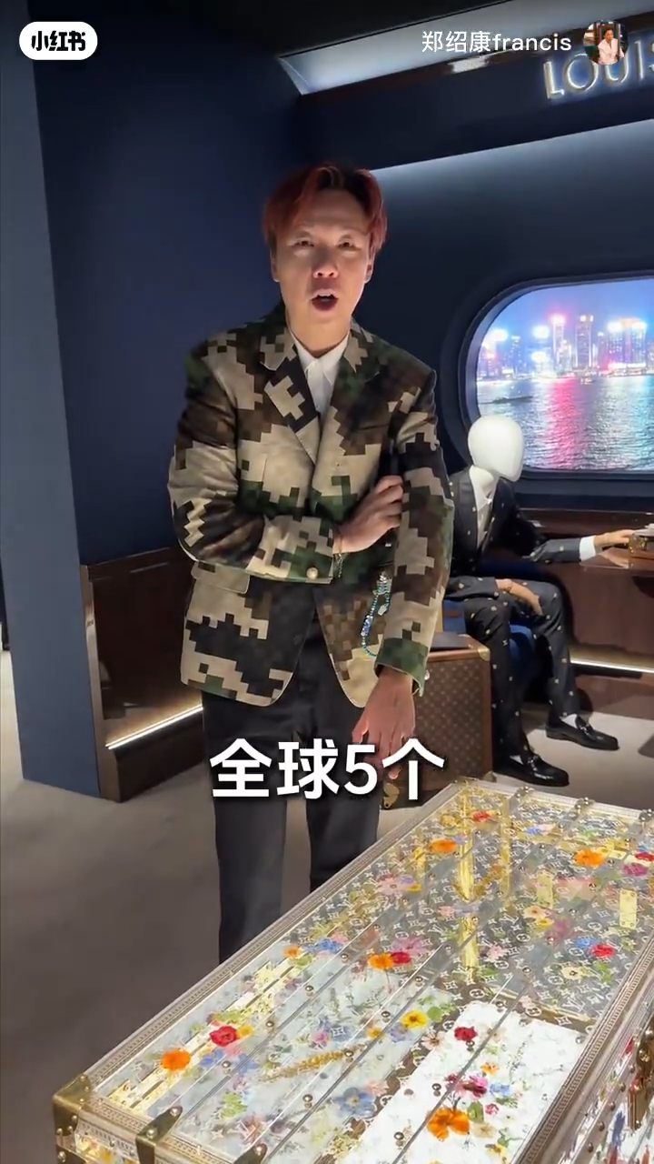 鄭紹康介紹場中各個展品,這個透明箱價值250萬。 鄭紹康介紹場中各個展品,這個透明箱價值250萬。