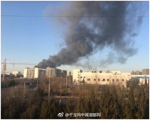 远处便可眺见火场窜起的冲天浓烟。网图