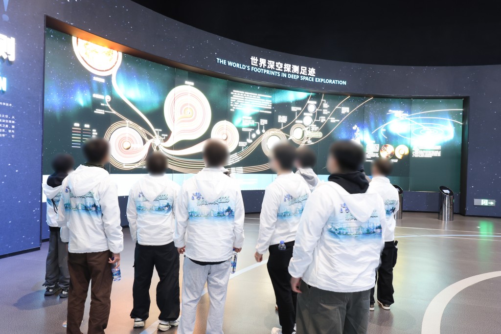 青少年更生人士參觀珠海一間太空中心，了解國家的航天科技成果。政府新聞處圖片