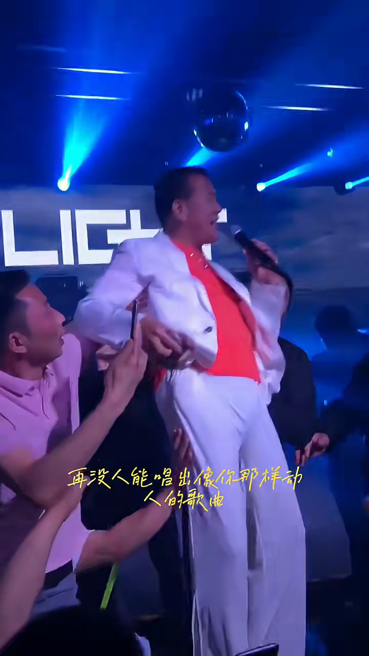 日前又有一段萬梓良險跌落台的短片瘋傳。 日前又有一段萬梓良險跌落台的短片瘋傳。